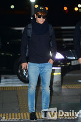 组图：李宝英李升基等赴港 韩彩英御姐范儿