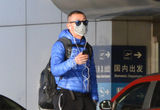 组图：聂远口罩遮面亮相机场 女友甜蜜接机