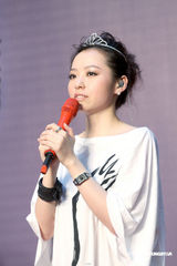 高清图：张靓颖分身有术日赶两场 出道五年无假期