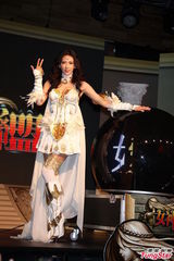 组图：林志玲cos光之女神 挥舞权杖性感曼妙