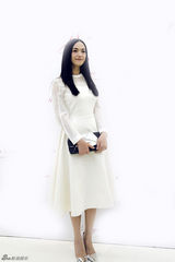 组图：姚晨产后苗条亮相 白裙披发获男士青睐