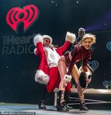 组图：麦莉再现大尺度蹶臀舞 调戏圣诞老公公