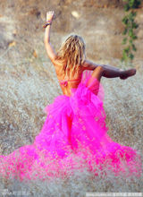 幻灯图：夏奇拉粉色纱裙唯美朦胧 秀软骨功蛮腰诱人