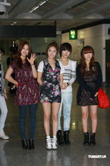 幻灯图集：韩国组合4minote到港 粉丝接机场面热闹