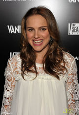 组图：娜塔莉现身奥斯卡派对 穿孕妇装笑靥如花