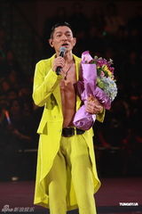 组图：刘德华“体力派”演唱会 与黎明携手同台