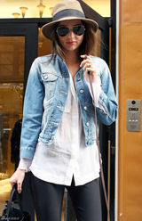 高清组图：超模米兰达-可儿街拍牛仔外套搭衬衣