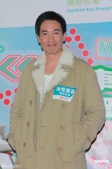 组图：陈豪与女友过首个圣诞  不介意与艺人比身价