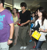 组图：言承旭休闲便装亮相 墨镜遮面笑对粉丝