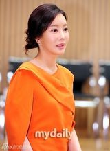 组图：《你的女人》发布会朴英琳深V秀美背