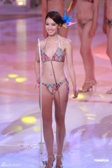 组图：港姐总决选  众佳丽性感泳装亮相