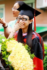 组图：舞者刘岩获博士学位 曾因北京奥运致残