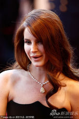 组图：歌手拉娜德雷黑裙亮相 波浪卷发青春性感