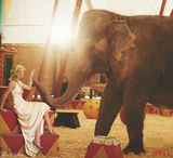 组图：威瑟斯彭《VOGUE》大片畅游马戏团 神秘高贵