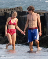 组图：泰勒与男友海滩牵手 波点泳装保守