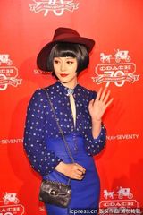 组图：范冰冰复古装亮相活动 和男老外行贴面礼