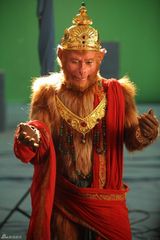 幻灯图：吴樾斗战胜佛造型华丽 红绿混搭玩撞色时尚