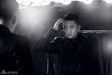 组图：李坤霖黑白写真演绎熟男优雅