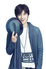 组图：陈柏霖为杂志拍摄情人节特刊 展现初春的活力