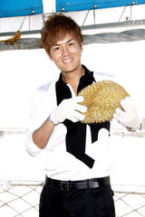 组图：吴克群为新专辑庆功 展现帅气笑容