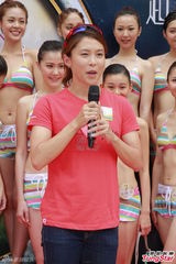 组图：港姐佳丽首度泳衣亮相 水上展傲人身姿