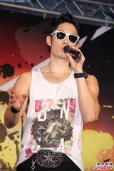 组图：吴建豪帅气亮相大秀舞技 墨镜遮面心情好