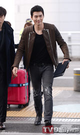 组图：玄彬将赴台办粉丝会 休闲装难掩巨星气质