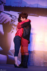 组图：陈翔新唱片发布会现场跪地为母亲洗脚