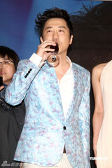 幻灯图：庾澄庆恢复单身很开放 搂两位名模宣布开唱 