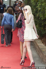 组图：达科塔-范宁亮相威尼斯 浅黄裙装秀雪肌