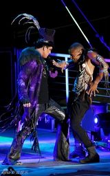 幻灯图集：美偶冠军亚当-兰伯特洛杉矶性感开唱