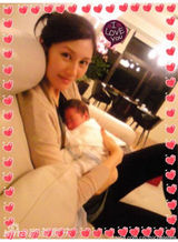组图：李嘉欣近照曝光孕相不明显 亲吻外甥脚丫