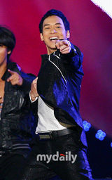 组图：宝儿张靓颖唱响首尔 Rain现场脱衣大秀热舞