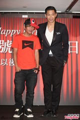 组图：邱黎宽庆生黄晓明送香吻