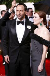 高清组图：朱莉安-摩尔硕大祖母绿耳环闪耀抢眼