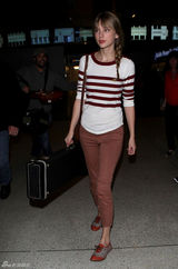 高清组图：泰勒-斯威夫特街拍条纹上衣搭九分裤