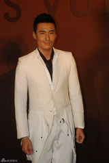 组图：古天乐拄拐杖助阵酒会 因在家下楼梯摔伤