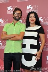 组图：《梅子鸡之味》记者会 女演员豪放转裙露底裤