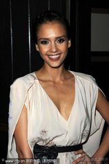 幻灯图：卡梅隆夫妇现身慈善晚宴 阿尔芭携老公现身