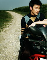 组图：冯绍峰登杂志封面 秋装造型变身机车型男