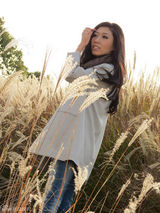 组图：曲婉婷代言花絮曝光 新专辑筹备中