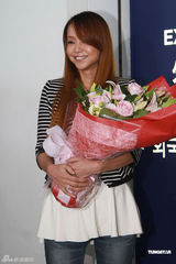 组图：安室奈美惠来港宣传 被热情粉丝吓坏