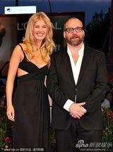 《巴尼的人生》首映 日本导演清水崇戴兔子头套抢镜