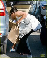 组图：哈利贝瑞携女血拼 女儿撒娇卖萌