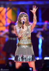 组图：斯威夫特黄金战衣献唱 红唇冶艳狂野甩发