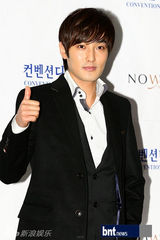 组图：韩笑星洪禄基大婚 SM娱乐家族总动员祝贺