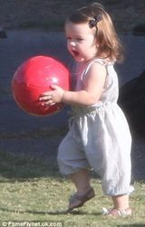 组图：贝嫂与女儿母女装抢镜 小七穿黑色斗篷卖萌