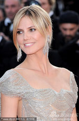 组图：超模海蒂戛纳走秀礼服露背身材高挑