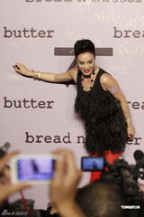 组图：钟丽缇红色裤袜惹火捞金 不受离婚影响展笑脸 