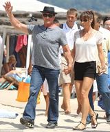 组图：史泰龙与妻女海边度假 裸身秀刺青爆青筋